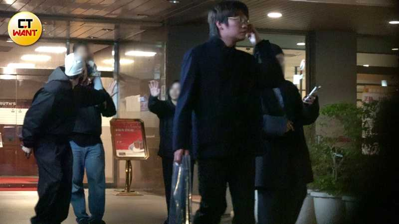 許光漢與李毅誠夫妻道別。(圖/本刊攝影組)