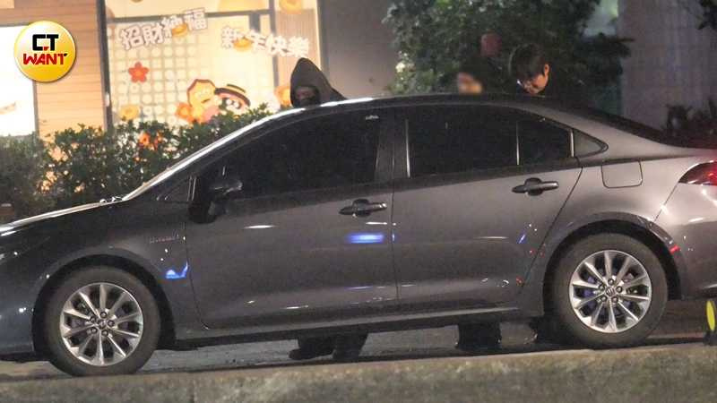 許光漢坐進計程車副駕駛座，與曾國宏一起離開。（圖／本刊攝影組）