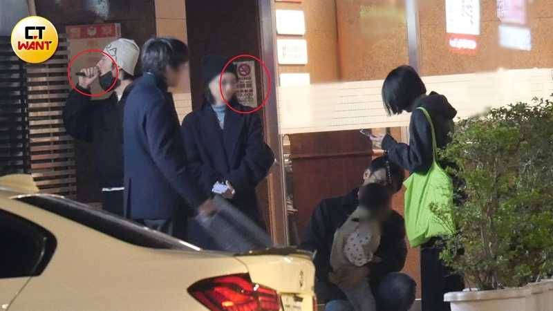 許光漢特意轉身背對友人與小孩「吸吐」，再轉頭繼續剛剛的話題。（圖／本刊攝影組）