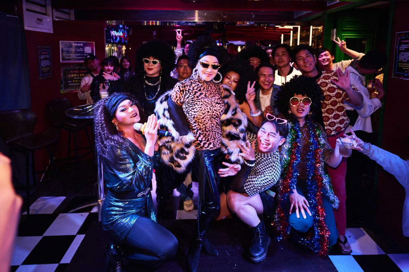 上周五比莉再戰台北東區同志友善的特色酒吧,店家特別舉辦「比莉之夜」,邀請有女明星鬆弛劑之稱的「那那大師」助陣。(圖/環球音樂提供)