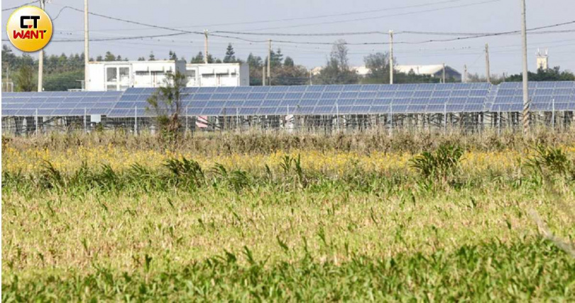 太陽光電是再生能源中的其一主力，但選址等背後角力頻頻，各地爭議橫生。圖僅示意，非特指任一太陽能光電場域問題。（示意圖／方萬民攝）