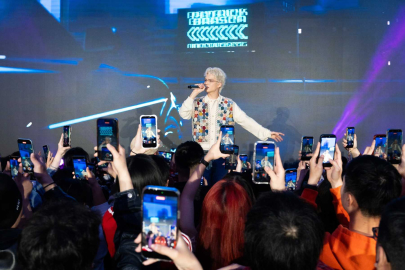 緯豆集團今年春酒邀請全台近800位員工同樂，邀請到阿Ken擔綱主持，以及DJ賴皮MR.SKIN、派偉俊、動力火車等人輪番飆唱。圖為藝人派偉俊。（圖／緯豆集團提供）