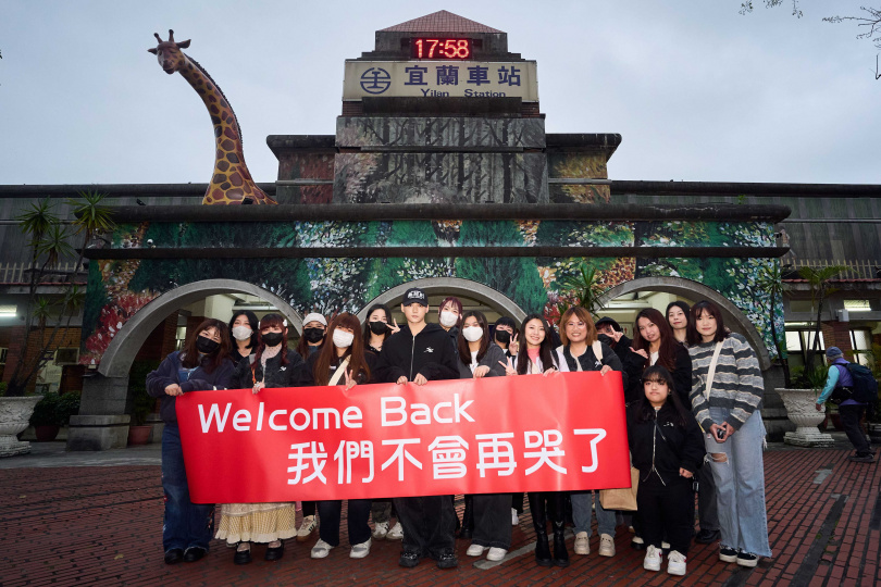 粉絲到火車站迎接周祖安。（圖／索尼音樂提供）