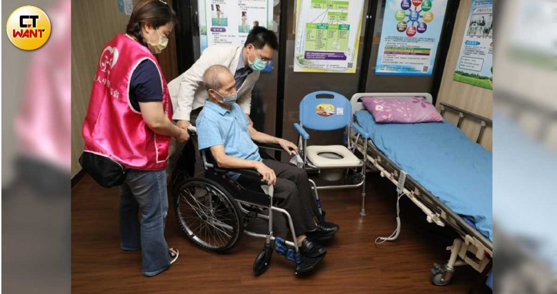 長照缺員是老問題，是否會因幼兒照護大挖牆腳而面臨長照崩潰，各界關注。圖僅示意，非指涉特定人或機構。（圖／CTWant攝影組）