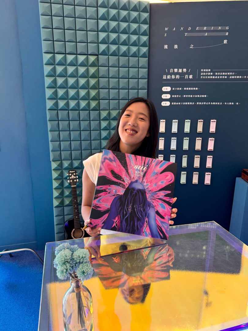 李竺芯送上序號「23」的黑膠，因為23號正是許石老師的出生日期。（圖／臺南市立圖書館提供）