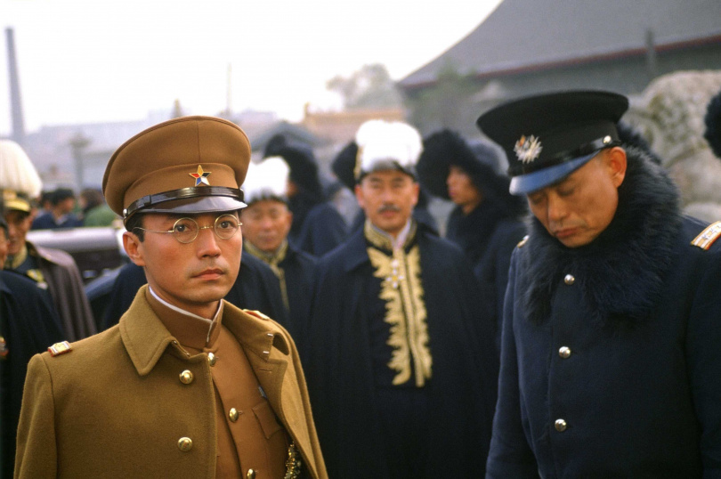 尊龍(左)因主演《末代皇帝》聲名大噪,但當年在台宣傳的時候,用的其實不是「尊龍」這個藝名,而是他的本名「吳國良」。(圖/甲上提供)