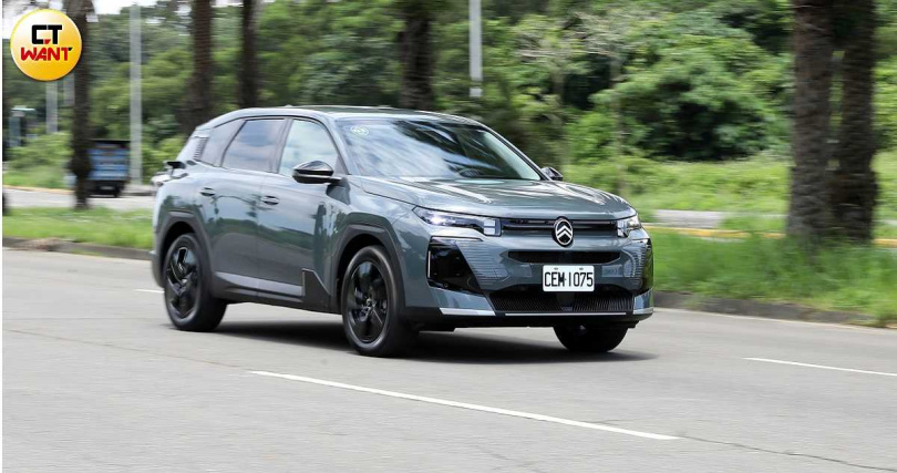 C5 Aircross的懸吊設定能把多餘的路面震動過濾掉，留下穩定、柔和的行路質感。（圖／方萬民攝）