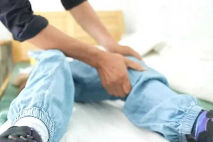 朱雲長這些年來身兼2種角色，陪伴罹患罕見疾病的外孫一路走到9歲。（圖／翻攝自微博）