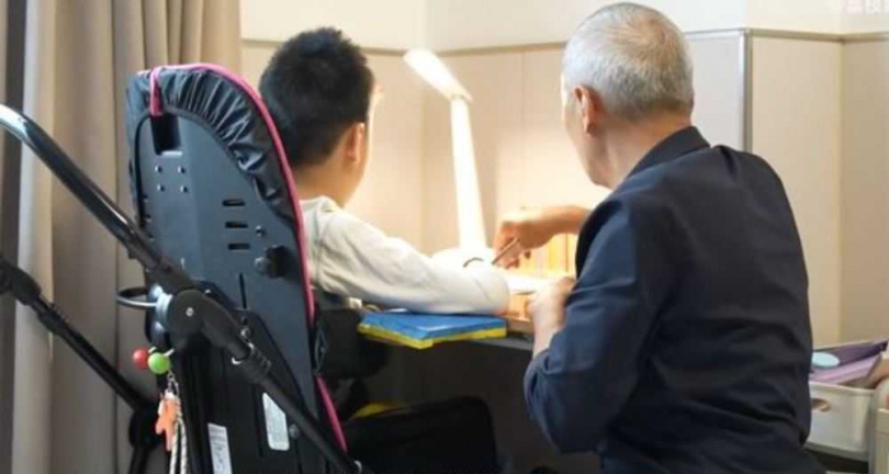 朱雲長這些年來身兼2種角色，陪伴罹患罕見疾病的外孫一路走到9歲。（圖／翻攝自微博）