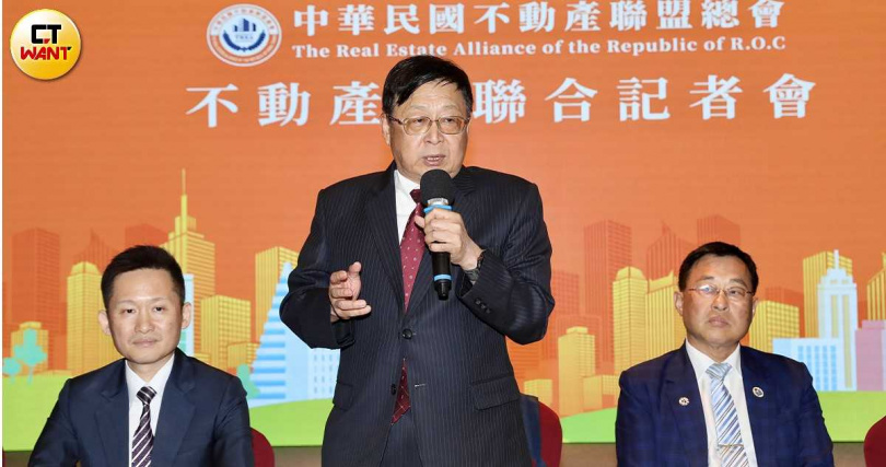 不動產聯盟理事長黃啟倫認為產業出現流動性風險，現在就算讓利也找不到客戶，呼籲放寬第2戶貸款，只要水龍頭開一點就能帶動市場輪轉。（圖／方萬民攝）