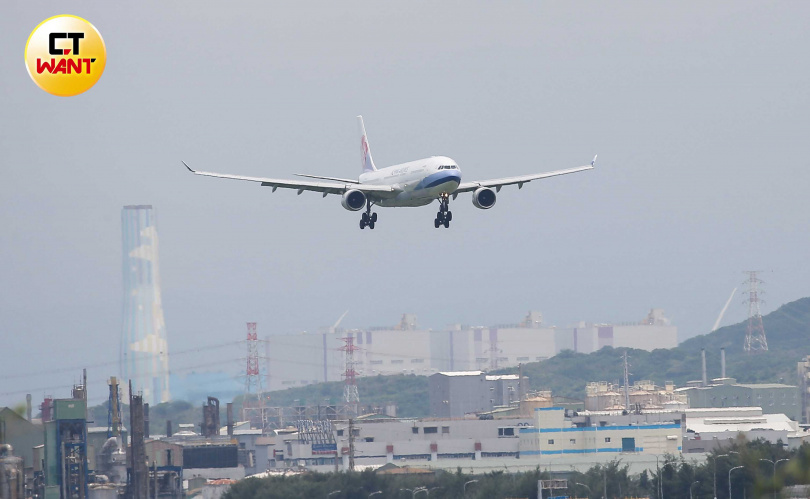 「置地廣場B區」目前疑似超過航高17公尺、約4層樓,若談不攏補救措施,恐面臨拆除4曾樓的命運。(圖/黃耀徵攝)