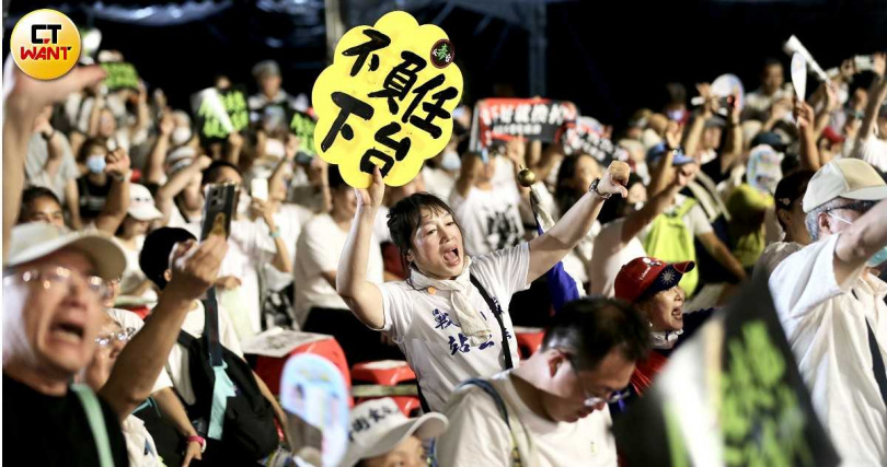 國民黨「我是人，我反毒台」集會在凱道登場，高空望去白衣人潮綿延至景福門周邊。（圖／侯世駿攝）