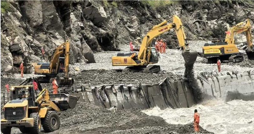 西藏洪災目前已造成5人死亡、558人失聯,救援隊伍持續深入災區搜救。(圖/翻攝自新華社)
