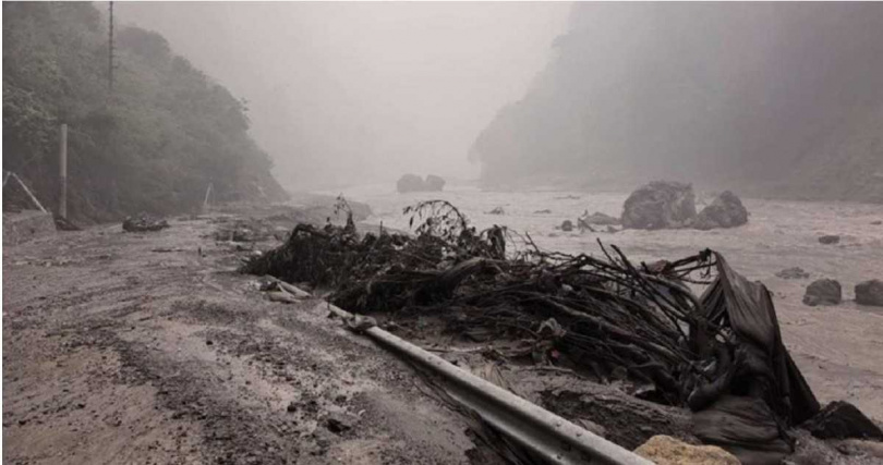西藏吉隆口岸遭洪災重創,上游又形成大型堰塞湖,陸方一度因二次洪災風險暫停搜救。(圖/翻攝自新華社)