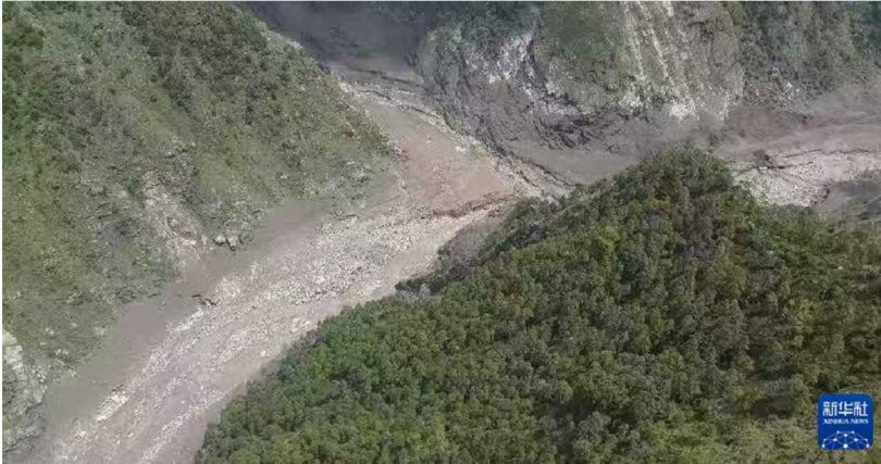 上游堰塞湖湖水一度漫過天然壩體,救援人員緊急撤至安全區域待命。(圖/翻攝自新華社)