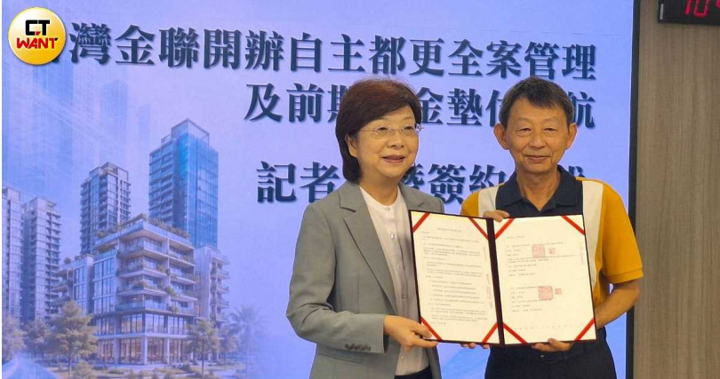 台灣金聯資產管理董事長宮文萍(左)與高雄河濱商城自主更新會理事長周重曉(右)簽署MOU合作意向書,等該案整合超過5成,台灣金聯即啟動全案管理和資金代墊服務。(圖/林榮芳攝)