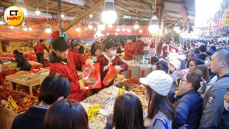 行政院食安辦則提醒國人，選購食品年貨不要買發出異味或顏色太過鮮豔的產品，包裝食品要注意外面是否有明顯中文標示。（圖／趙文彬攝） 