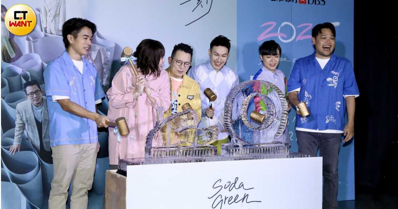 蘇打綠正在詢問高雄巨蛋的場地。（圖／侯世駿攝）