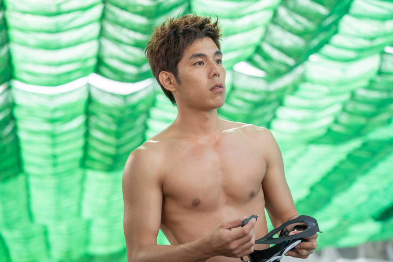 詹懷雲在《命中註定那頭鵝》大秀健壯好身材。（圖／台北双喜提供）