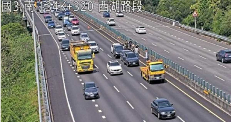 國3南向134.2公里處發生4輛小客車追撞事故。（圖／高公局提供）