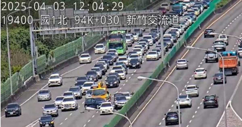 國1南向 93.5 公里處發生4輛小客車追撞事故。（圖／高公局提供）