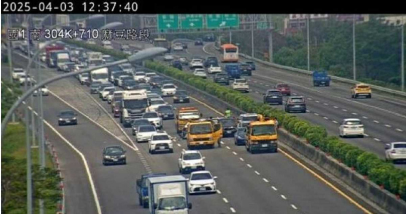 國 1南向304.2 公里處發生4輛小客車追撞事故。（圖／高公局提供）