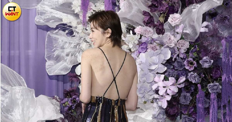 王瞳秀美背特別祝福這對新人。（圖／侯世駿攝）