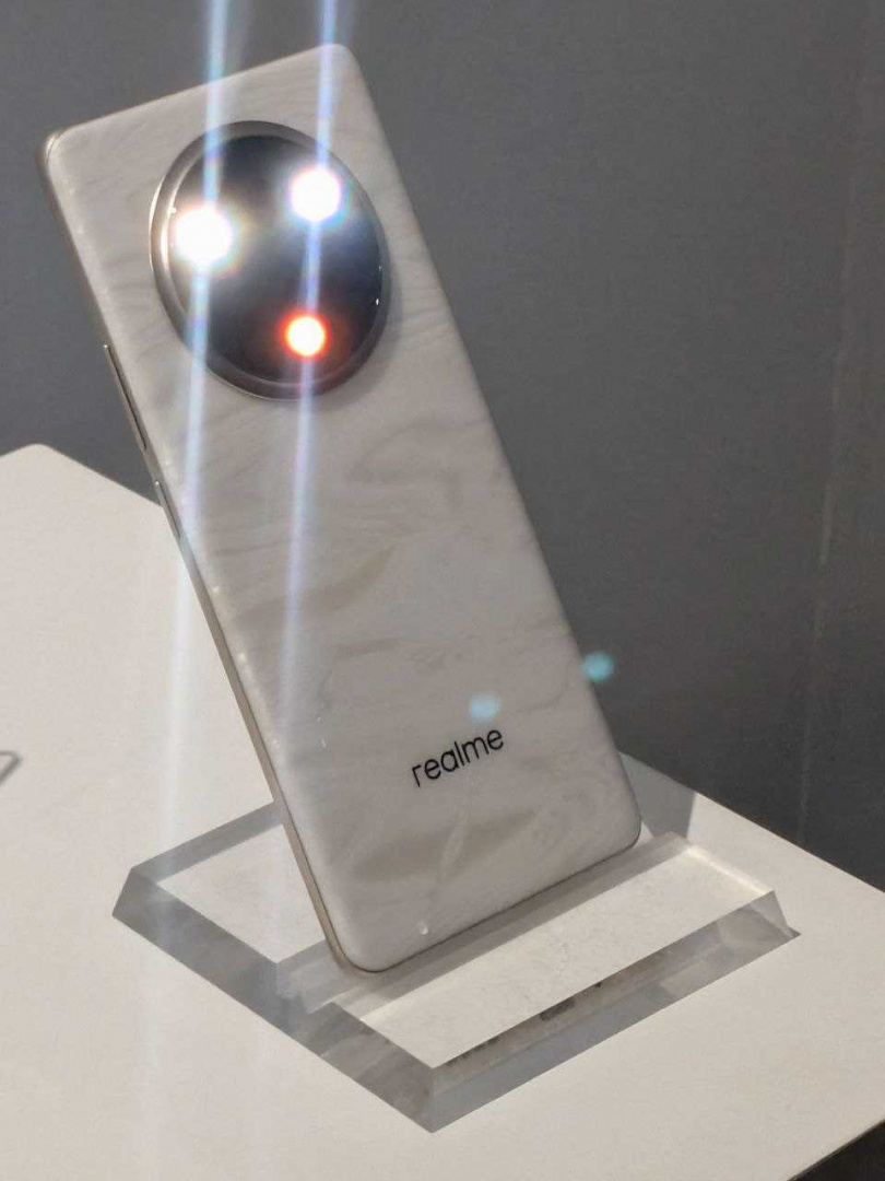 realme 14 Pro的三閃燈效果。（圖／廖梓翔攝）