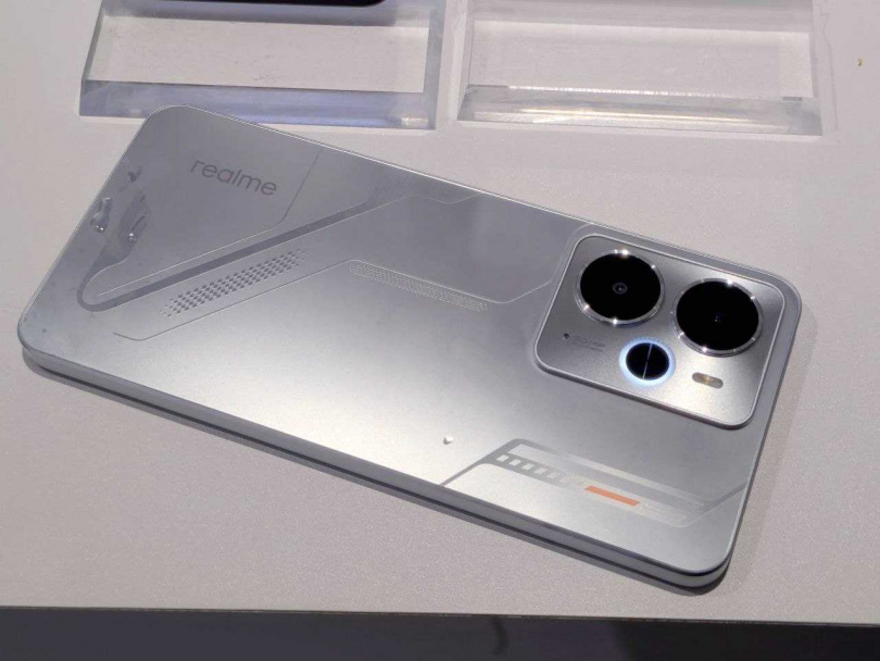 realme 14 5G機甲銀配色。（圖／廖梓翔攝）