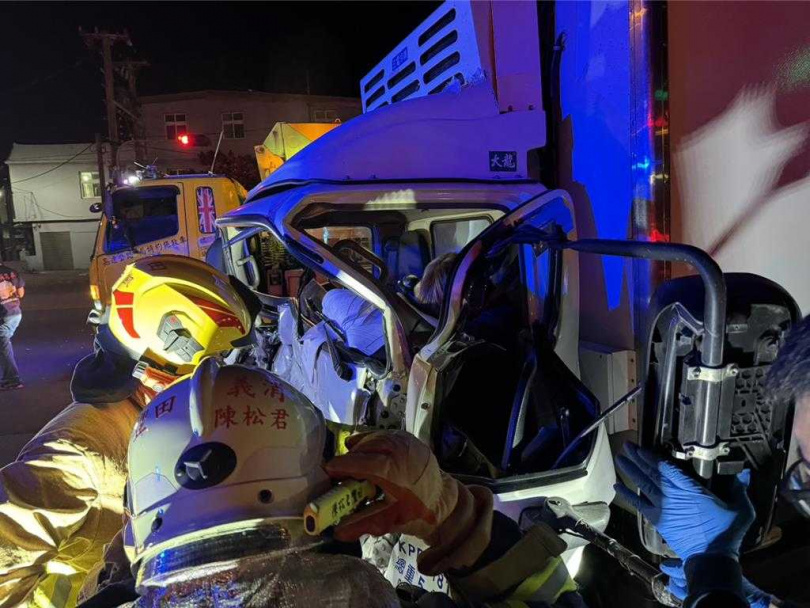 竹北西濱路二段27日晚間7時許發生車輛追撞事故,為小貨車與皮卡車碰撞後,另一輛汽車失控擦撞分隔島。(圖/竹縣消防局提供)