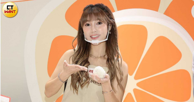 草莓首次體驗製作大福。（圖／林士傑攝）