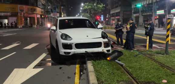 婦人遭撞拖行數公尺，當場失去呼吸心跳。（圖／翻攝畫面）