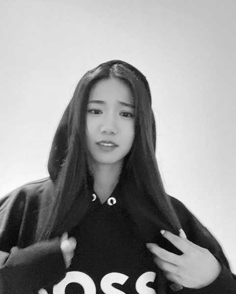 網友認為神秘女子的美甲和家寧的雷同。（圖／翻攝自家寧IG）