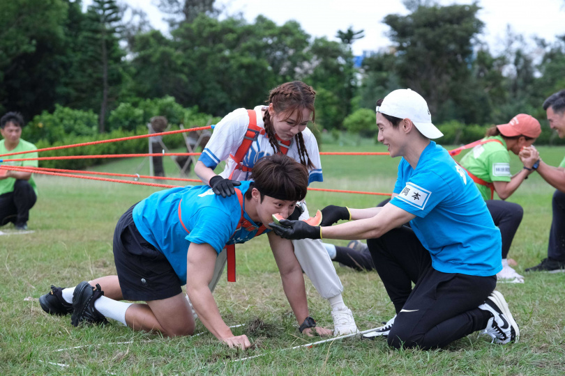 卞慶華(左)和林莎(中)兩人奮力向前,脖子勒出紅痕。(圖/東森綜合台提供)