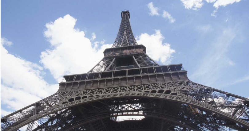 巴黎陷酷熱危機，鐵塔因熱膨脹恐位移。（圖／達志／美聯社）