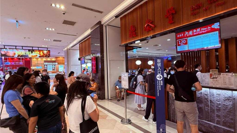 漢神巨蛋人氣名店鼎泰豐，才11點半就客滿，想吃個小籠包竟然要等70分鐘起跳，最誇張的時候甚至要排隊2小時。（圖／中國時報柯宗緯攝）