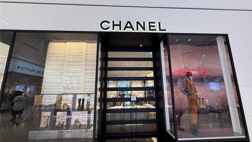 漢神巨蛋1樓的香奈兒（CHANEL）精品店卻選擇當個例外。店門口貼著公告「因應颱風來襲，暫停提供服務，造成不便敬請見諒」，直接不開門營業。（圖／中國時報柯宗緯攝）