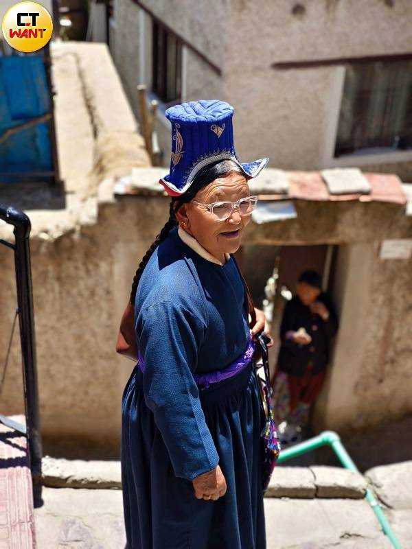 在列城老屋走讀期間，有時還會遇到身著傳統服飾的當地人對我們好奇探詢。（圖／魏妤靜攝）