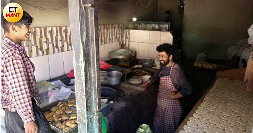 在列城街道上可見到店家現做烤餅的情景。（圖／魏妤靜攝）