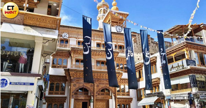 拉達克當地主要雖信奉藏傳佛教，但也有部分伊斯蘭教徒，在列城主街上可見宏偉的賈瑪清真寺。（圖／魏妤靜攝）