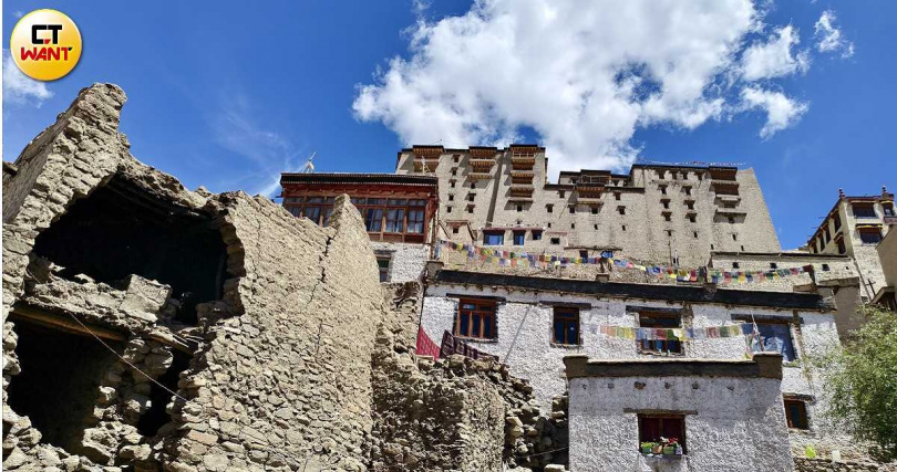 在列城有許多老屋因天災或許久無人居住而失修，國際藏族文化遺產基金會透過募資獲取經費來修復老屋。（圖／魏妤靜攝）