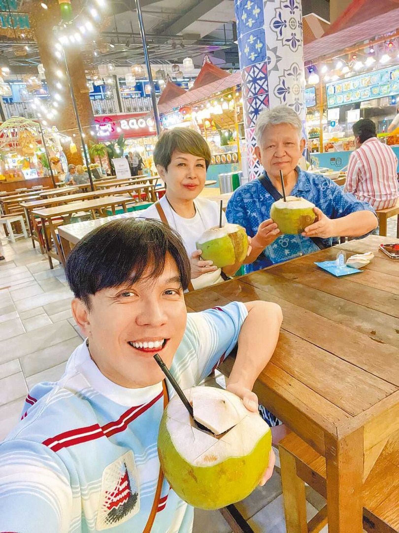許志豪(左)常帶爸媽四處旅遊。(圖/摘自臉書)