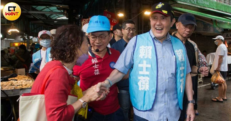 前總統馬英九（右）認為若大罷免成功，台灣將繼續沉淪，中為其中一名面臨罷免壓力的國民黨立委賴士葆。（圖／黃威彬攝）