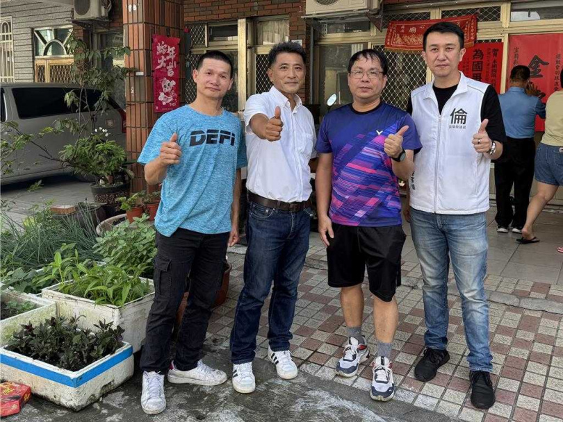 李明哲(左二)、宜蘭縣體育會羽球委員會主委謝家倫(右一)、啟蒙教練張添盈(右二)等人也到場祝賀。(圖/中國時報吳佩蓉)