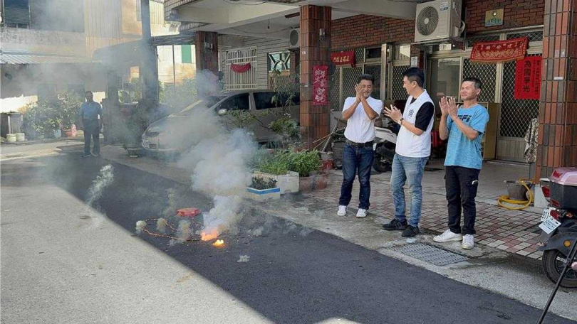 楊筑云的父親開心的在自家門口放起鞭炮慶祝。(圖/中國時報吳佩蓉)