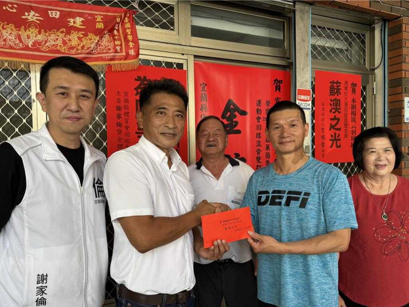 蘇澳鎮長李明哲(左二)特地與宜蘭縣體育會羽球委員會主委、議員謝家倫(左一)前往楊家貼紅榜、頒發6000元獎金,恭喜楊筑云的父親(右二)、爺爺(中)及奶奶(右一)。(圖/中國時報吳佩蓉)