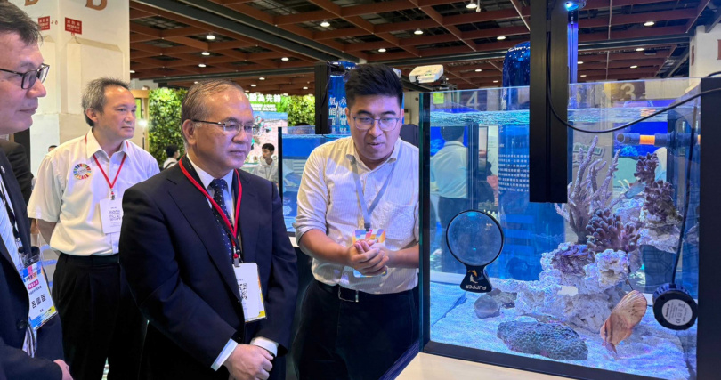 台灣中油在現場展示珊瑚、魚類等物種，並向來賓解說港區生態保育成果。（圖片提供／台灣中油）
