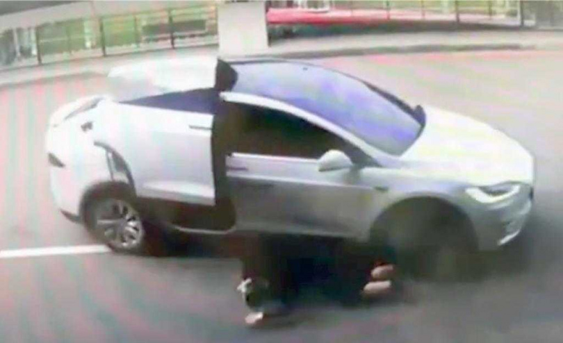 蔡姓男子拒絕受檢,試圖衝撞員警,港籍女乘客摔落車外。(圖/航警局提供)