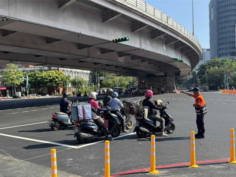 北市府為促進交通安全,13日拆除圓環並填平公車專用地下道,改為正交路口,於29日提前通車,仍有部分騎士不習慣直接左轉,採用待轉。(圖/報系資料照)