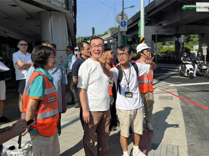北市府為促進交通安全,13日拆除圓環並填平公車專用地下道,改為正交路口,於29日提前通車。台北市副市長李四川(中)及交通局長謝銘鴻(右)一早至現場勘查。(圖/報系資料照)